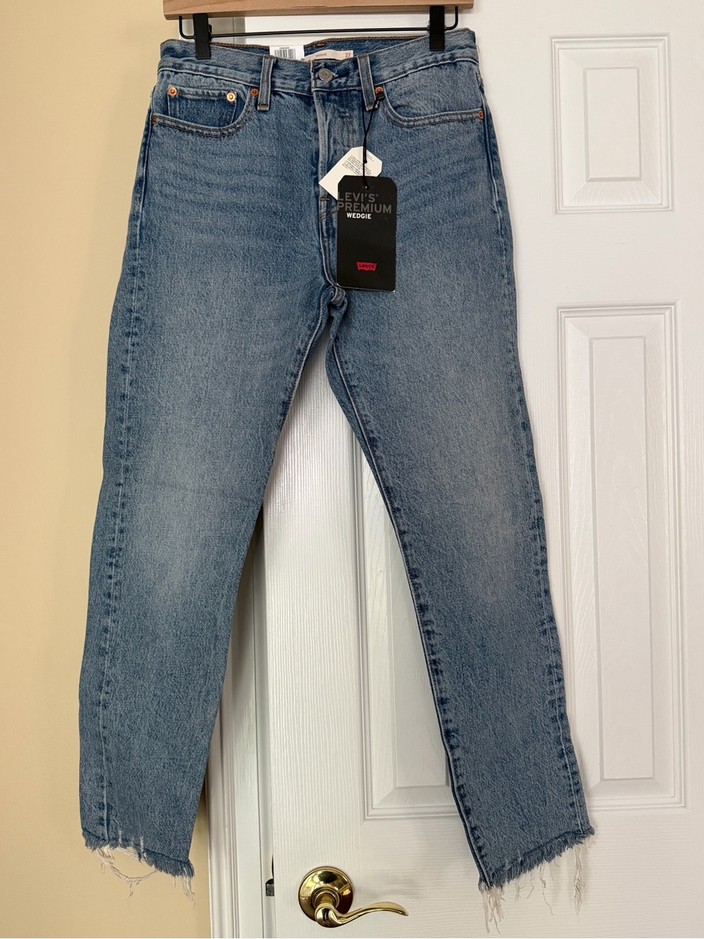 Levi’s Premium Wedgie Crop Jeans NWT Raw Hem Distressed Frayed Size 27 MSRP $98